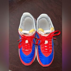 NIKE Sneakers Size 8.5 Great Condition. Any questions feel free to message.